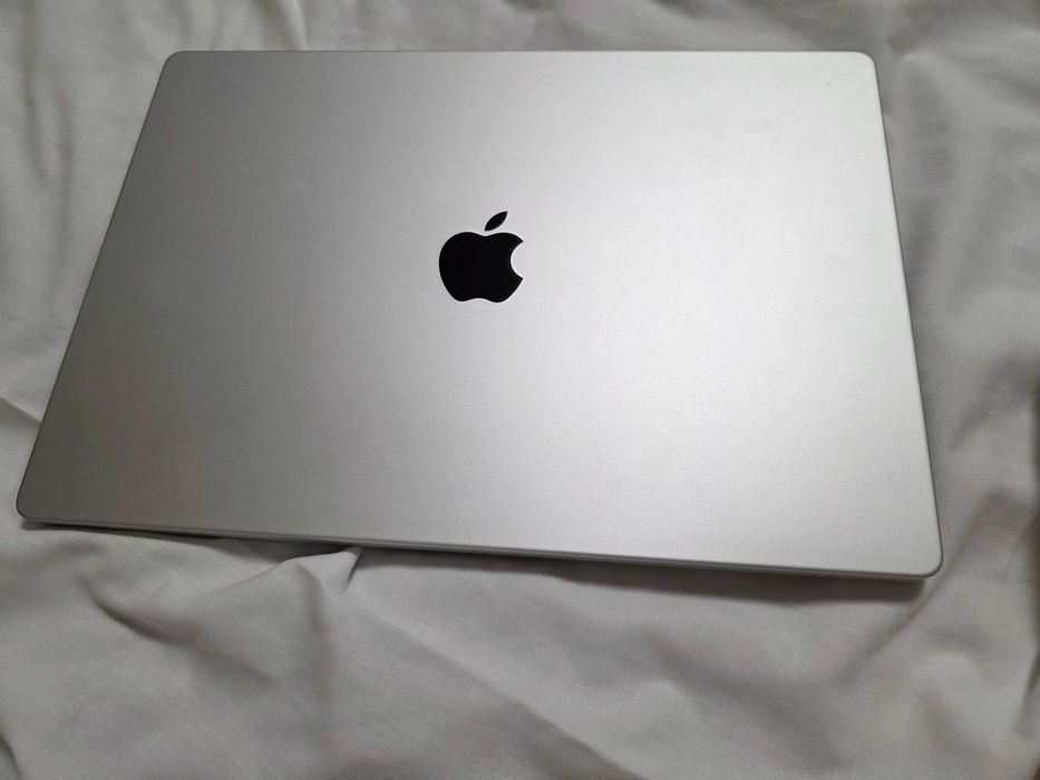 Vand un mack book 16 pro
