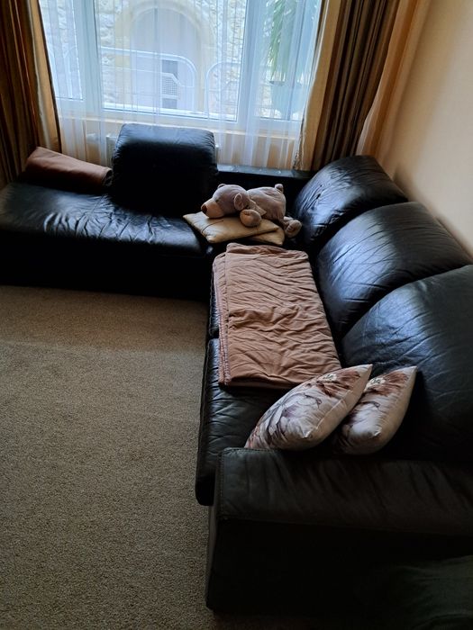 Кожен диван с лежанка