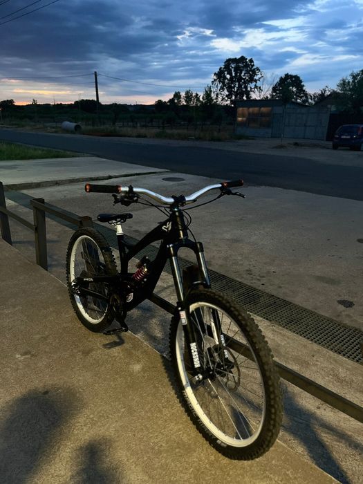 Vând urgent bicicleta downhill/freeride  yt tues 2.0 ltd