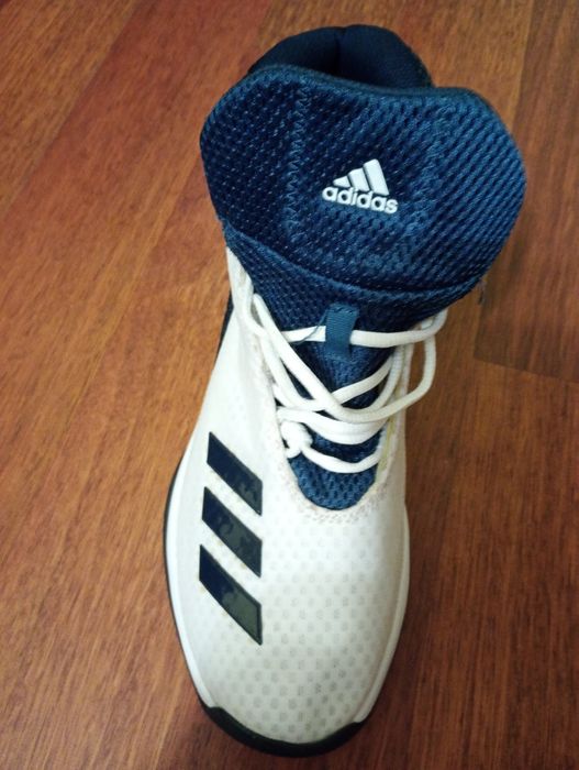 Vind adidasi, marimea 42