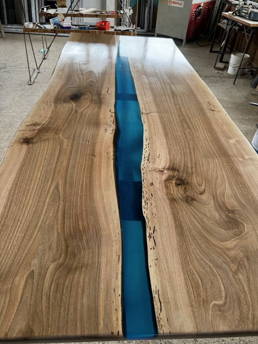 Masa din lemn de nuc cu rasina
