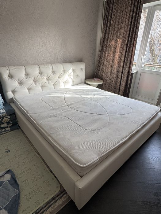 Кровать двуспальная с матрасом