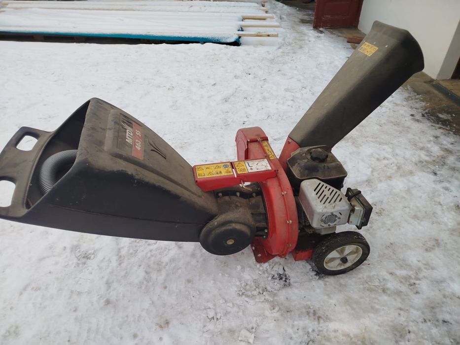 De vânzare mașina se tocat crengi