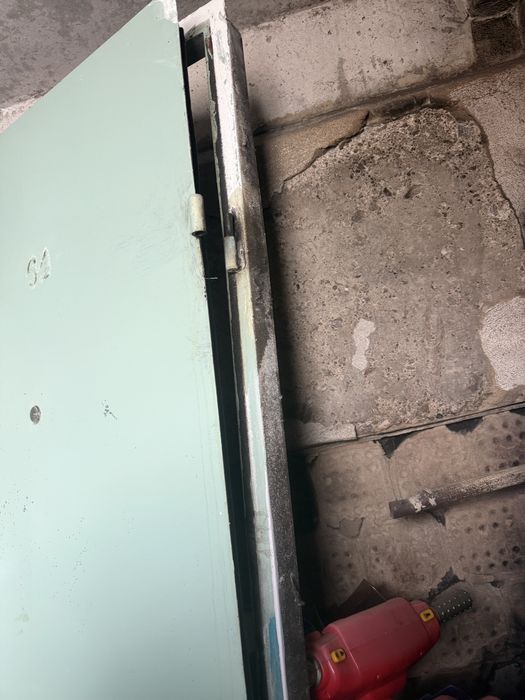 Железный выхадной дверь