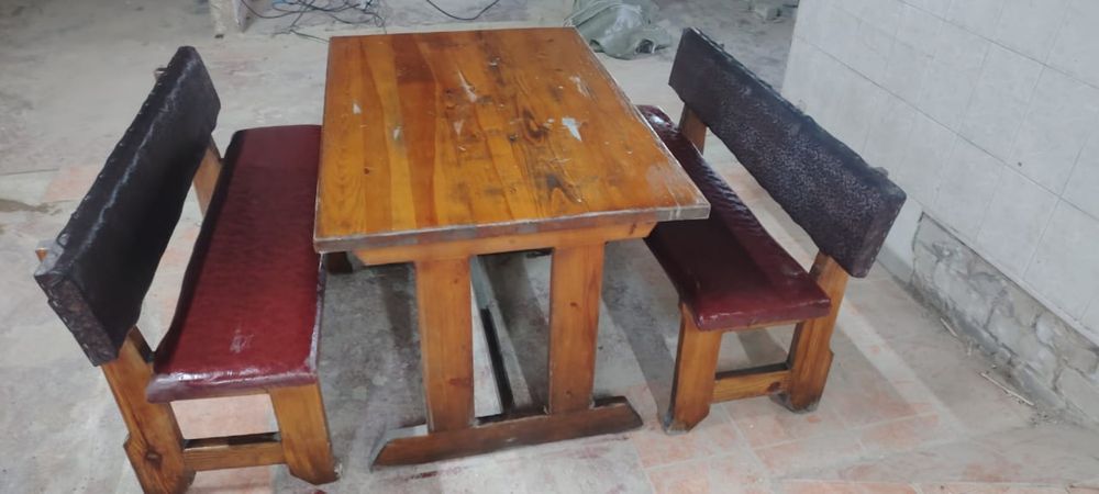 В продаже столы и стулья