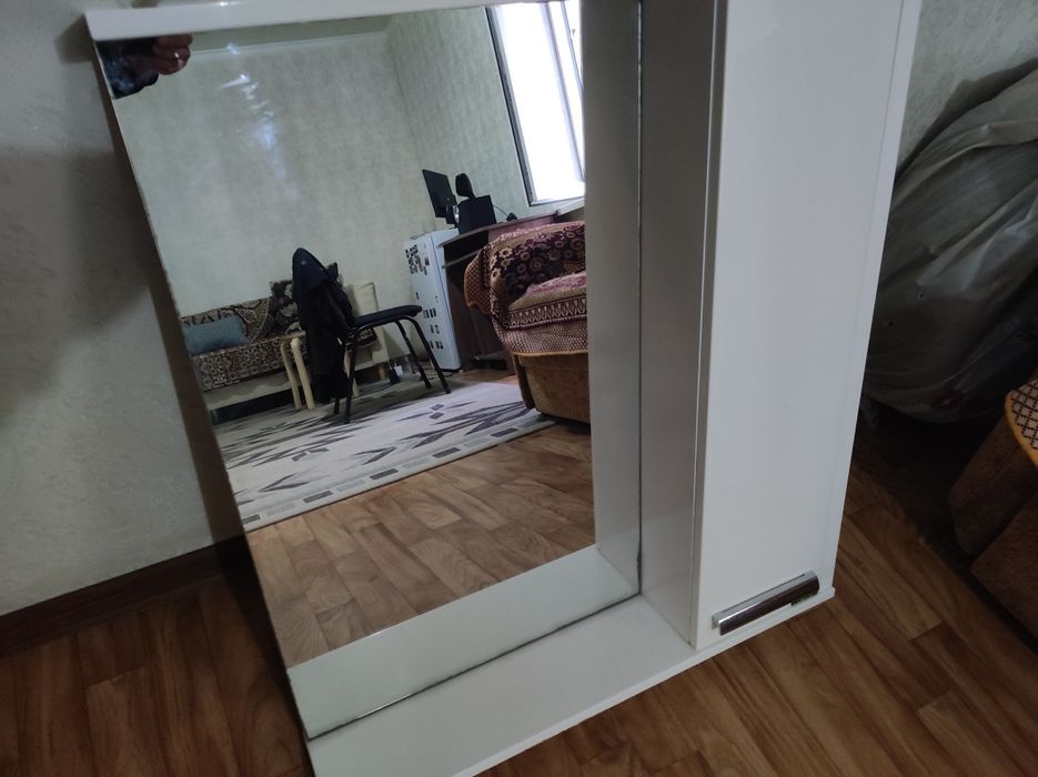 Шкаф с зеркалом в ванную комнату