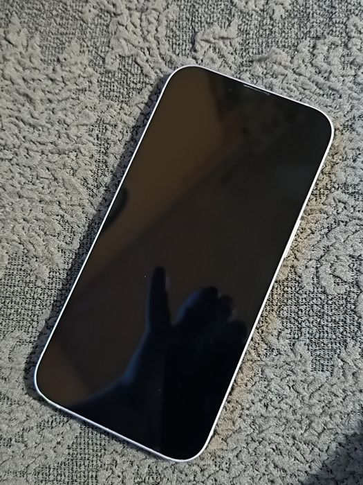 Телефон iPhone 13