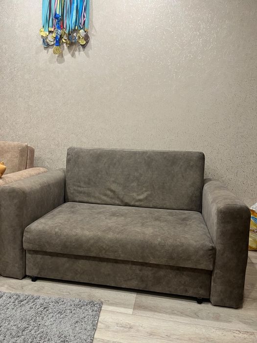 Продам диван-кровать ,почти не пользовались
