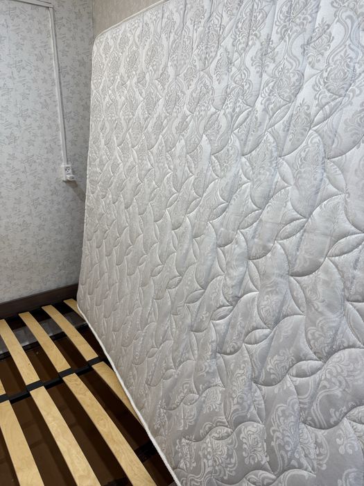 Продам двуспальную кровать с матрасом