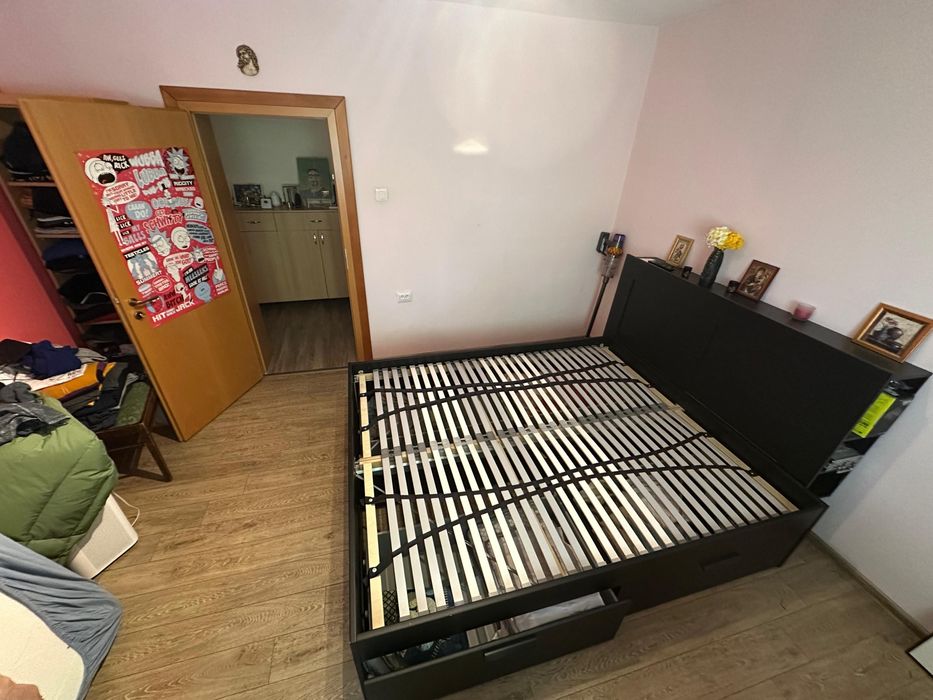 Vând pat Ikea Brimnes dimensiuni 200 pe 160, culoare neagră
