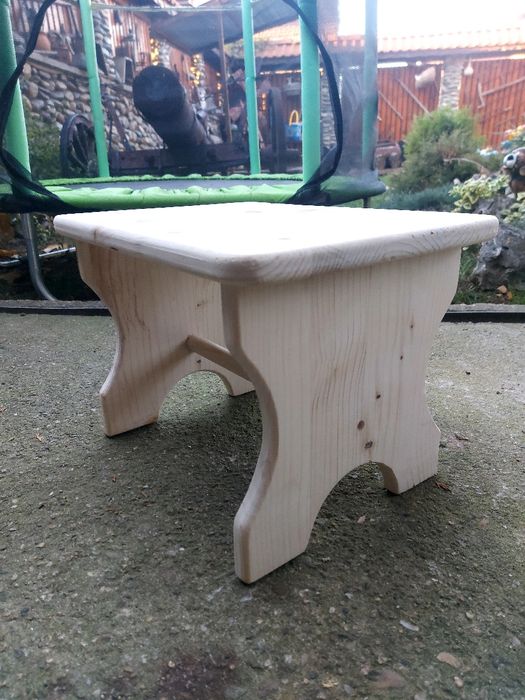 Дървено столче...