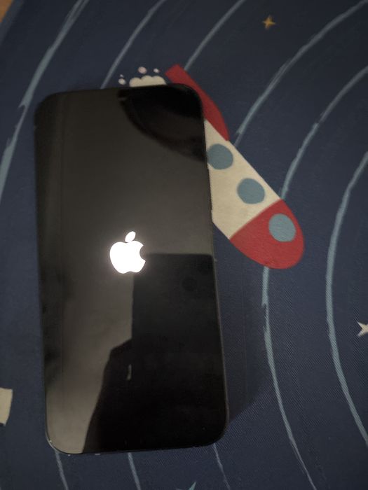 iPhone 12, cu spatele spart si da bootloop