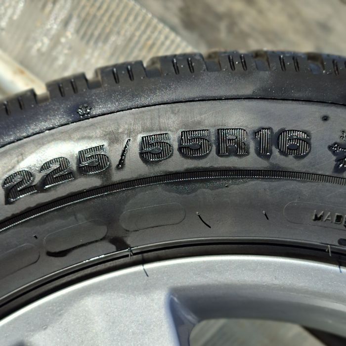 Vindem genții cu cauciucuri de iarnă de Mercedes-Benz