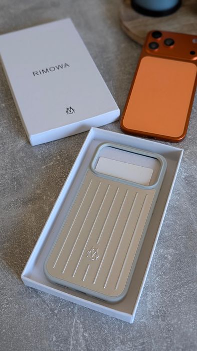 Оригинален Rimowa case Iphone 18/17 pro silver
