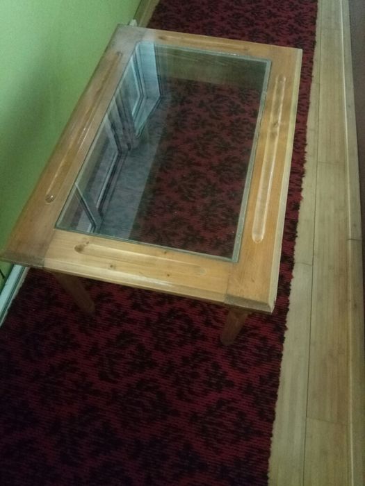 Măsuța din lemn masiv