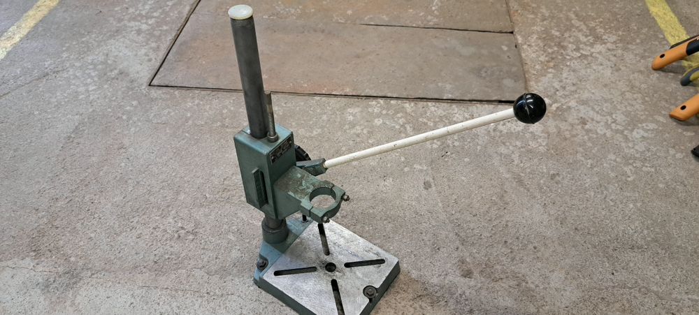 Стоика за бормашина .