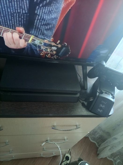 Продам PS4 с диском и подпиской!!;