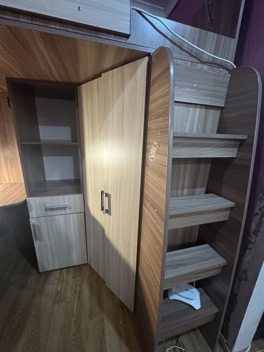 Двухярустная кровать, шкаф, стол