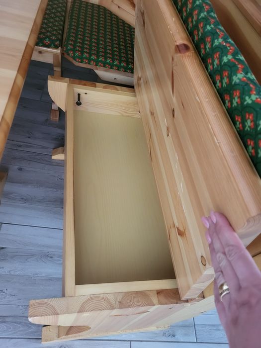 Set bucătărie colțar lemn masiv + masă + 2 scaune – impecabil