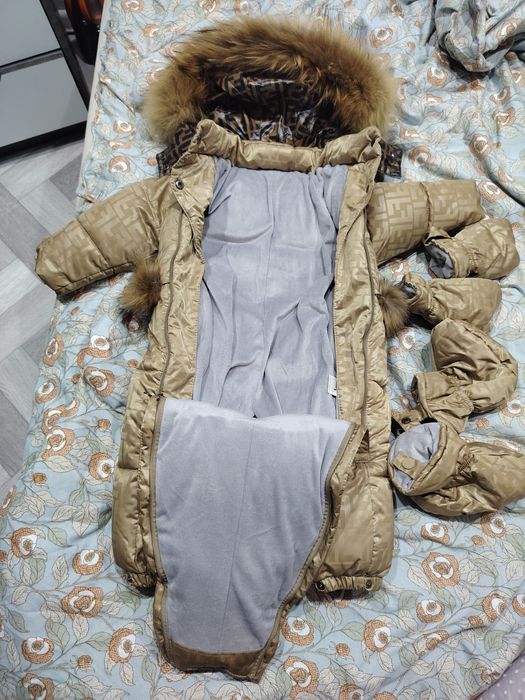 Продам зимний комбенизон для малышей