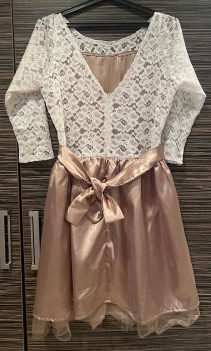 Официална рокля със златен сатен и тюл