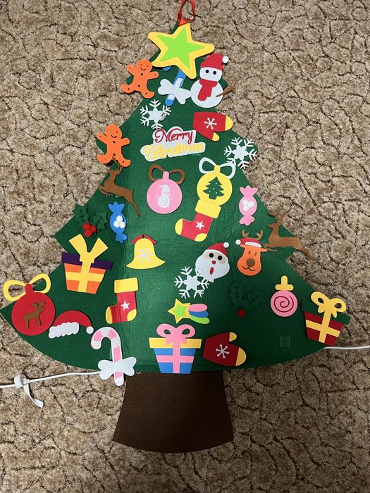 Bradut cu decoratiuni din fetru