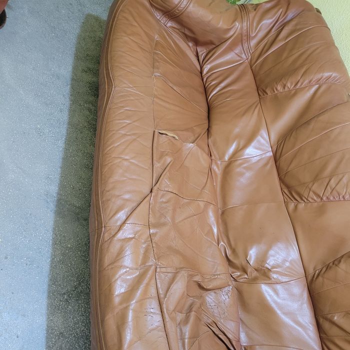 Кожен диван за вилата