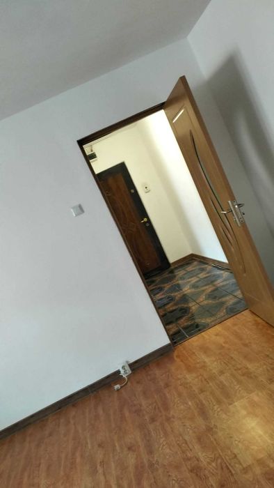 Vand apartament semidecomandat