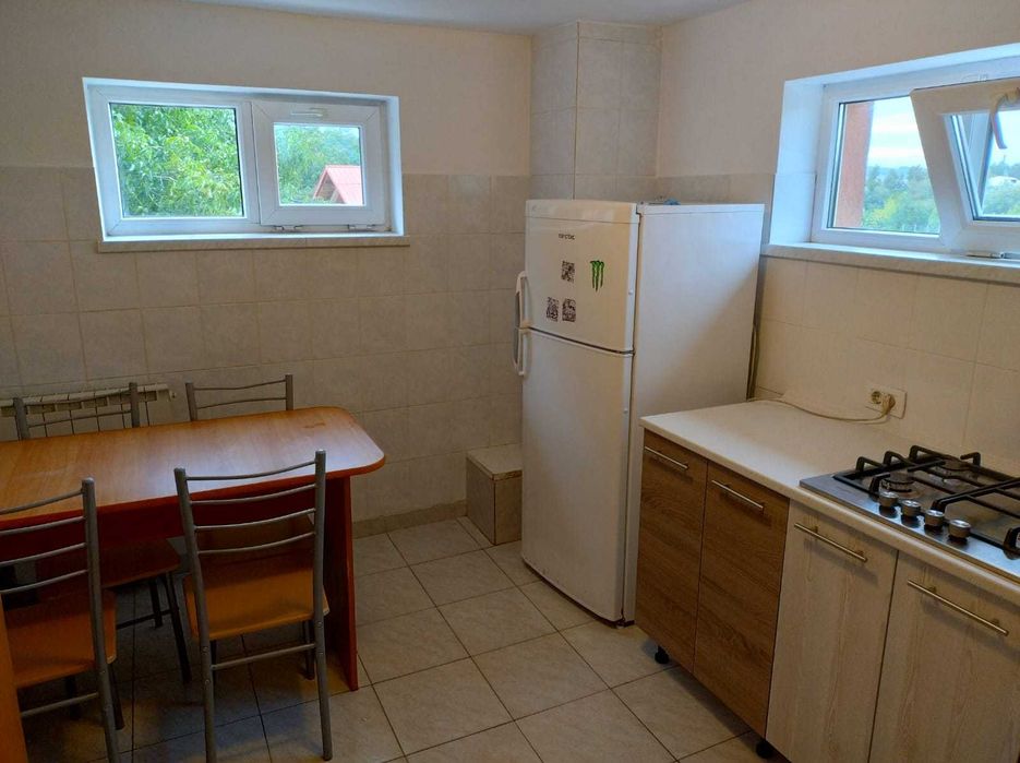 Închiriez  1 cameră 600 lei /lună/cheltuieli incluse -  în apartament 4 camere decomandat
