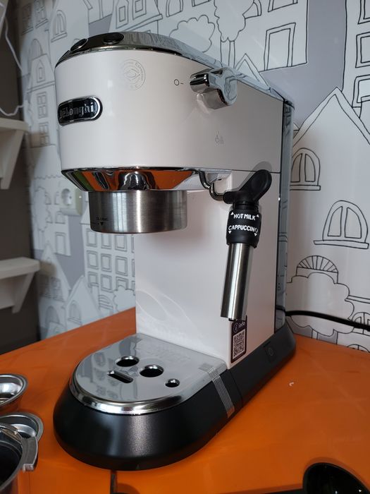 Кафемашина с ръкохватка DeLonghi Dedica EC685.W Бяла