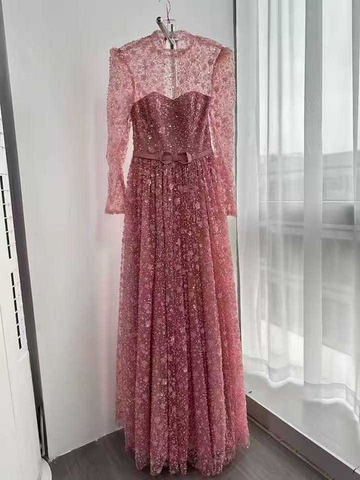 Rochie roz elegantă cu broderie florală