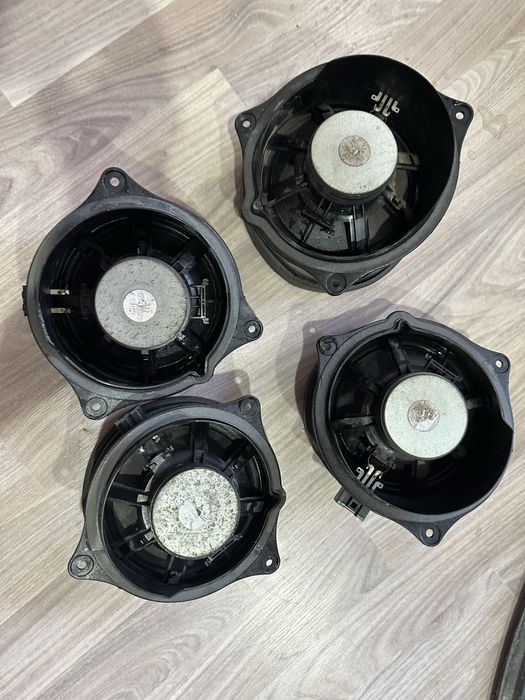 Динамики на подиуме бмв х5 е53