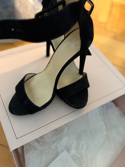 Сандали с висок ток