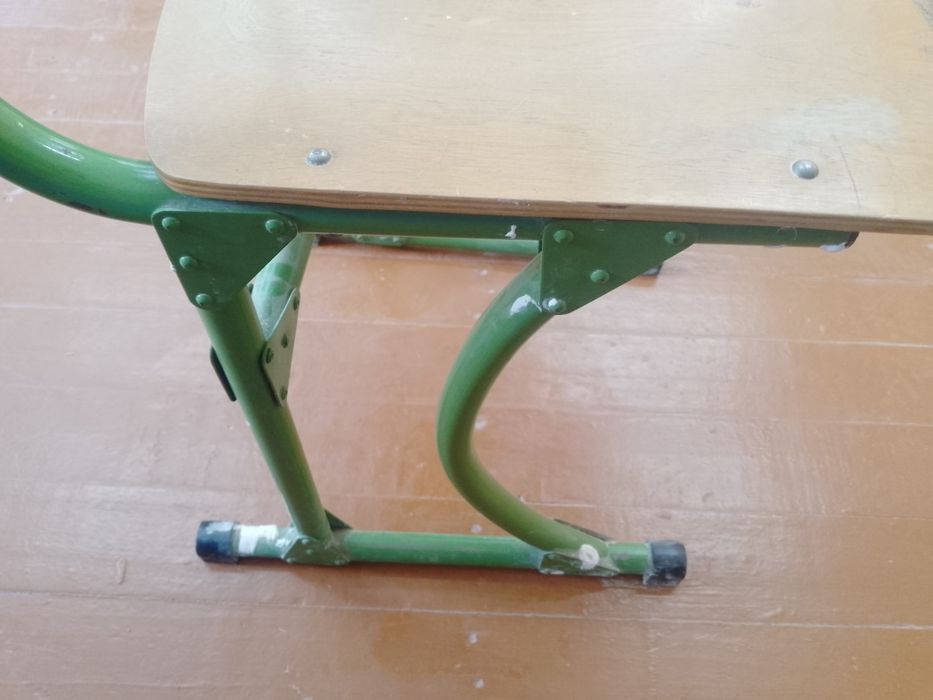 Sotiladi srochno arzon narxda.Parta va stul