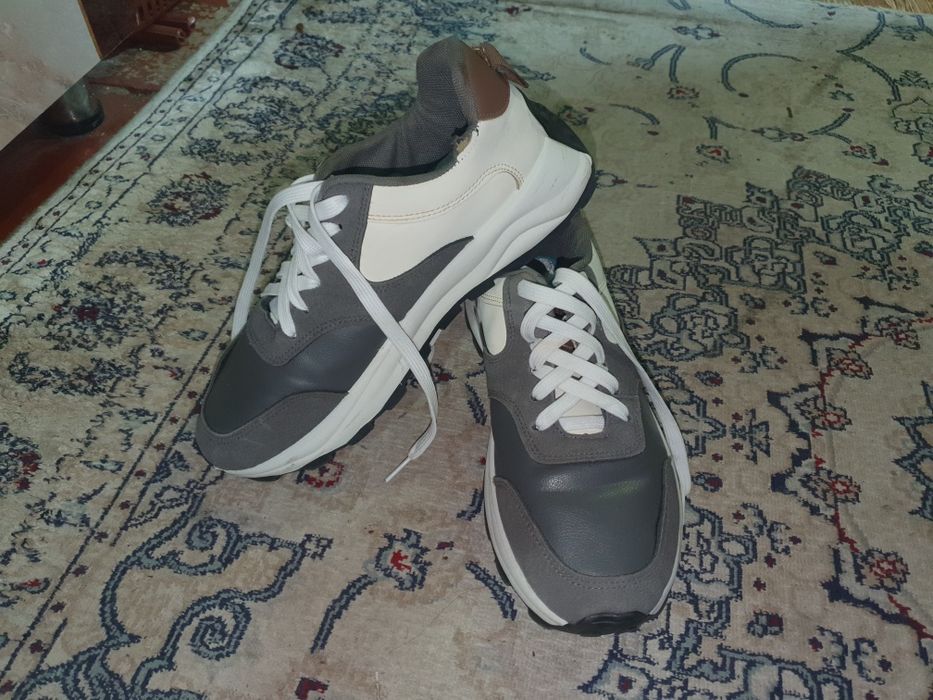 Krossovka 40-41. Arzon narxda.