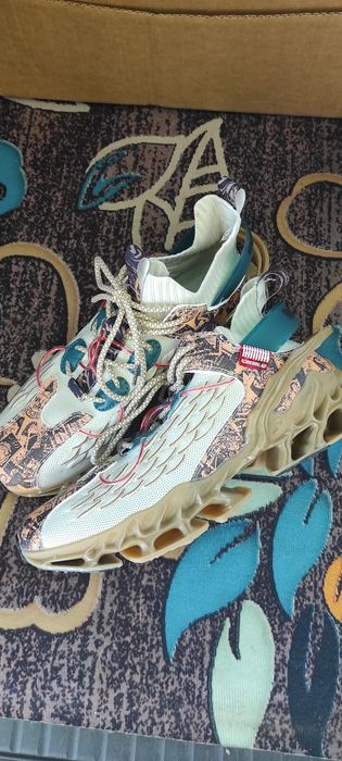 Продам кроссовки