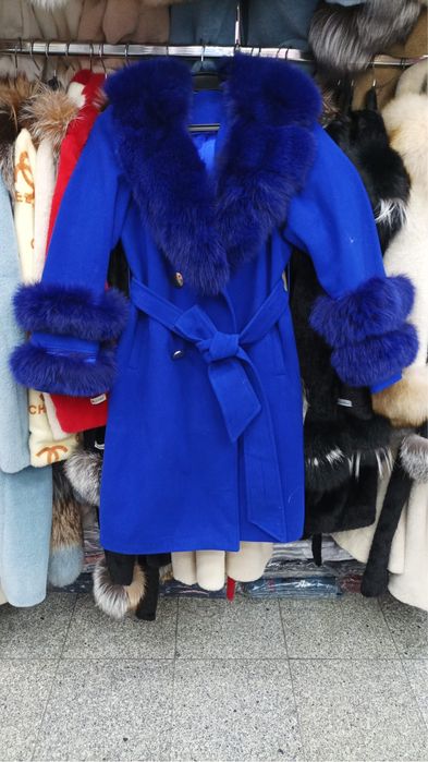 Vand paltoane din casmir cu blana de vulpe 1100 lei toate marimile