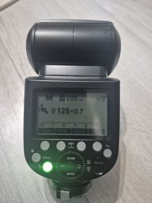 Vând blitz Godox + acumulator cadou