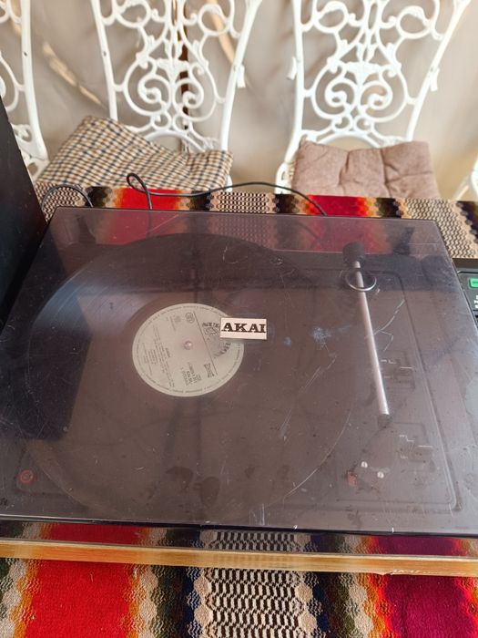 Pikup vechi fabricat de Akai și tesla