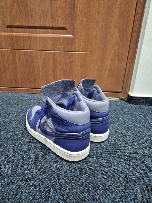 Vând Jordan 1 Mid