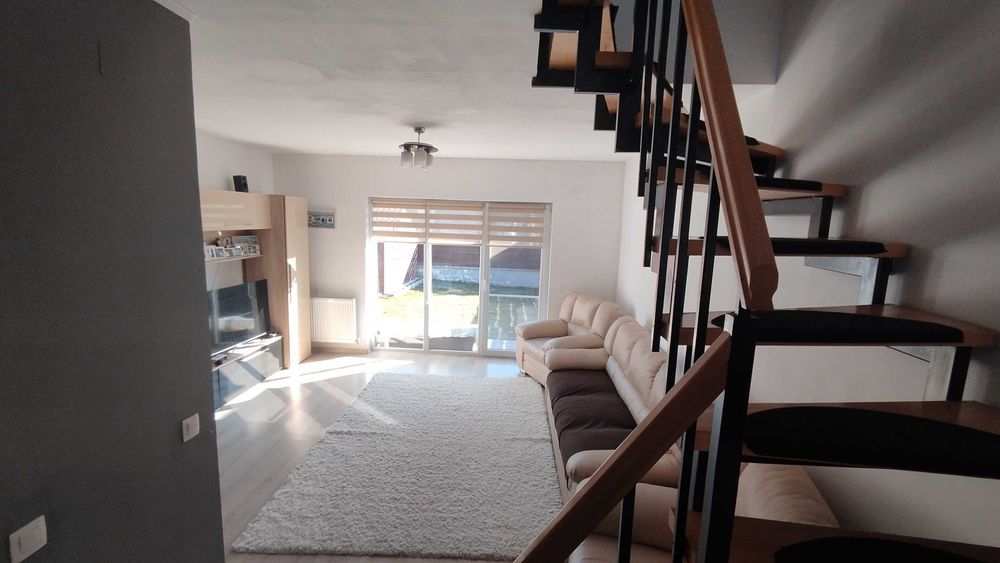 Casă duplex de vânzare în Corunca