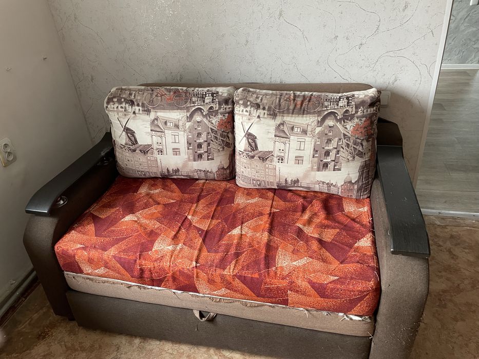 Камод и диван …..