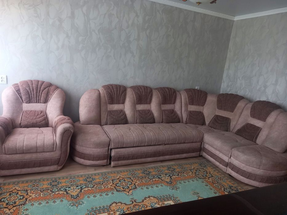 Продам угловой диван с креслом