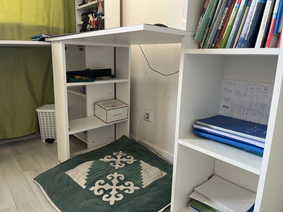 Продаю стол для уроков, работы и тд