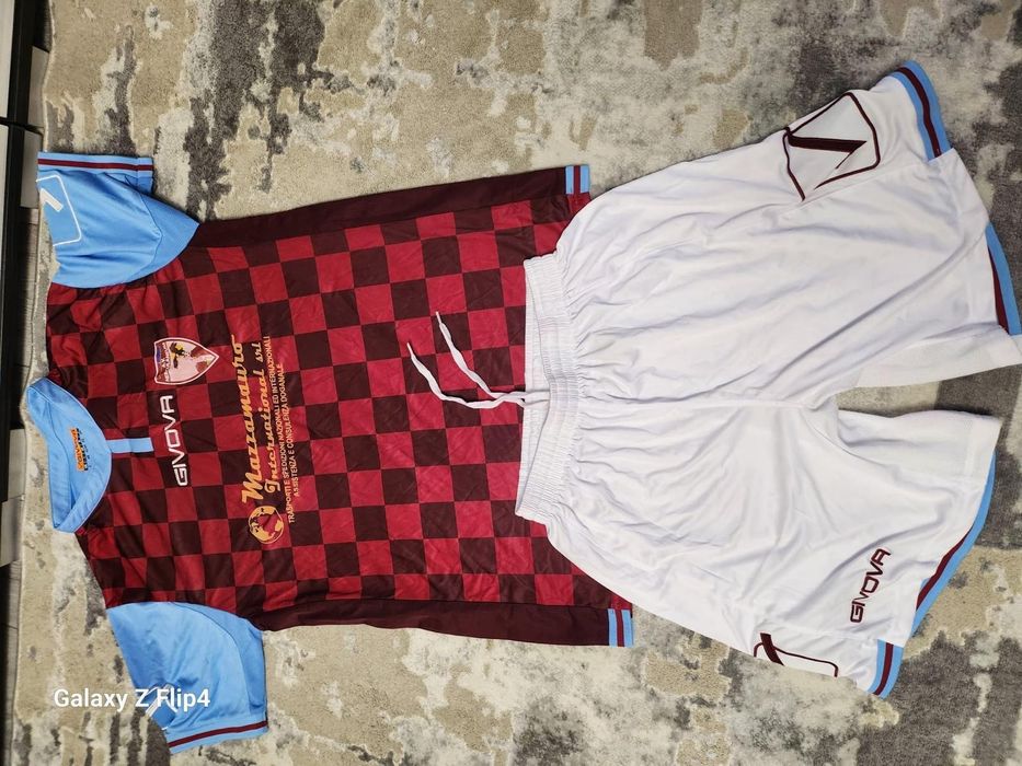 Vind 12 costume Footbal mărimea L