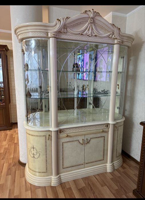Продам шкаф-ветрина(сервант)