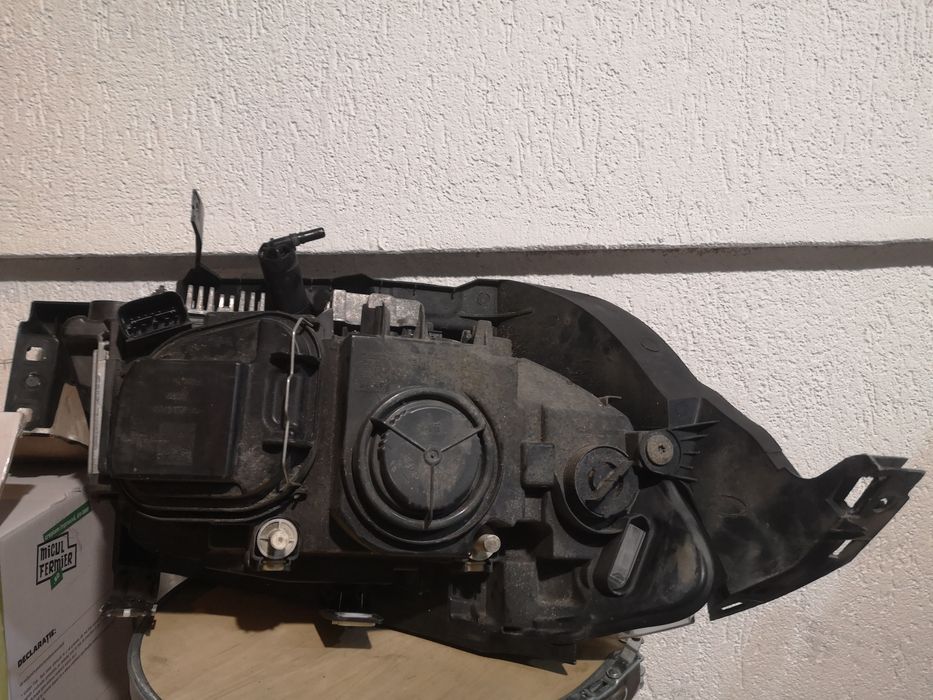 Far bmw x1 e84 stanga