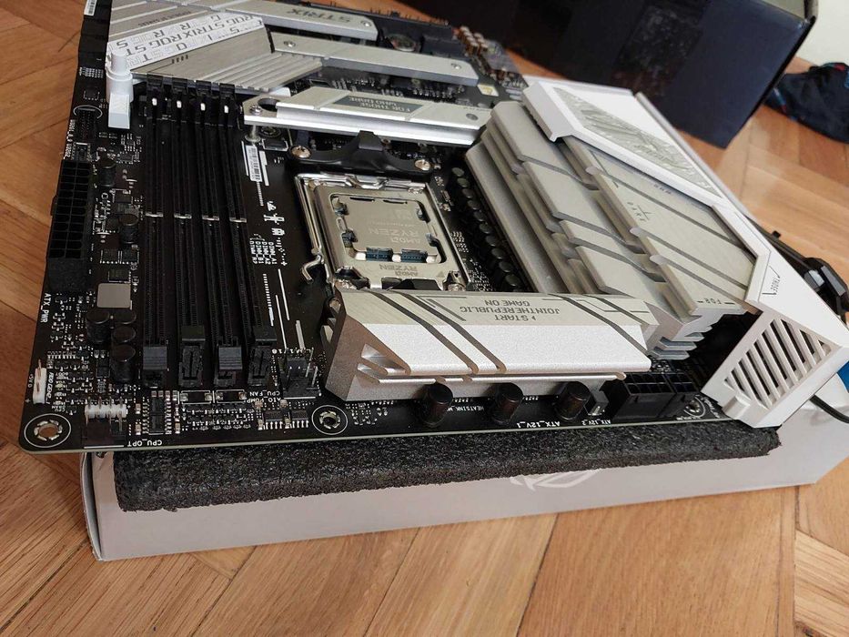 AMD Ryzn 9 7900X3D + Asus Rog Strix B650-A Gaming Wi-Fi