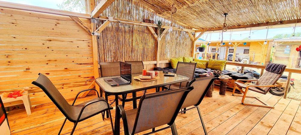 Стационарна каравана с голяма веранда на Градина