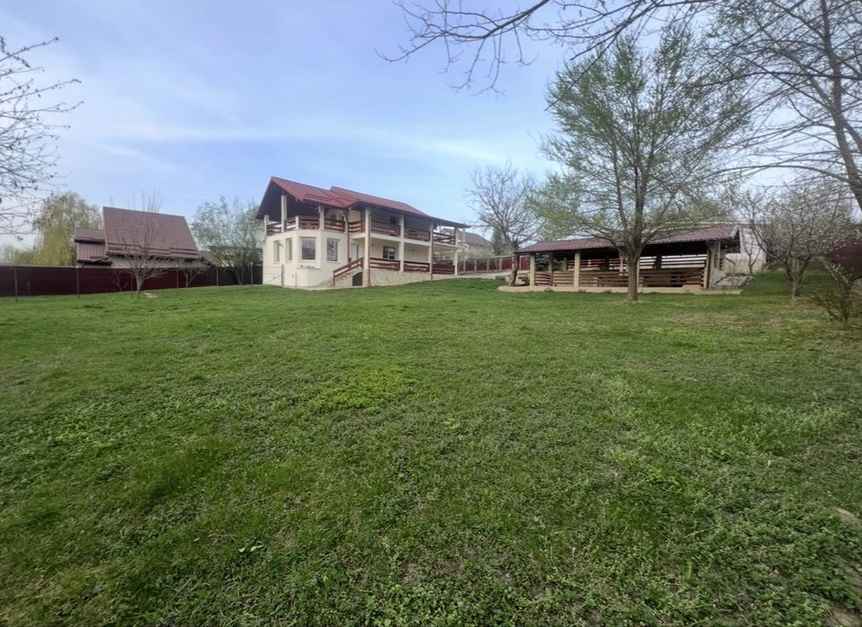 Casa cu curte mare in Barnova
